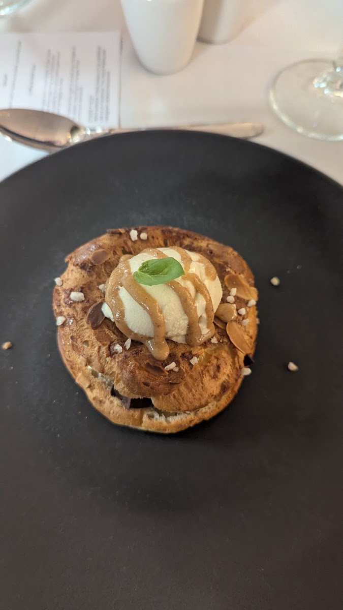 Debut Restaurant Photo 3