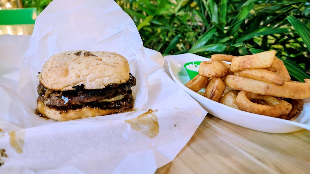 BBB Alabang Northgate (Big Better Burgers) & Moonleaf Alabang Photo 4