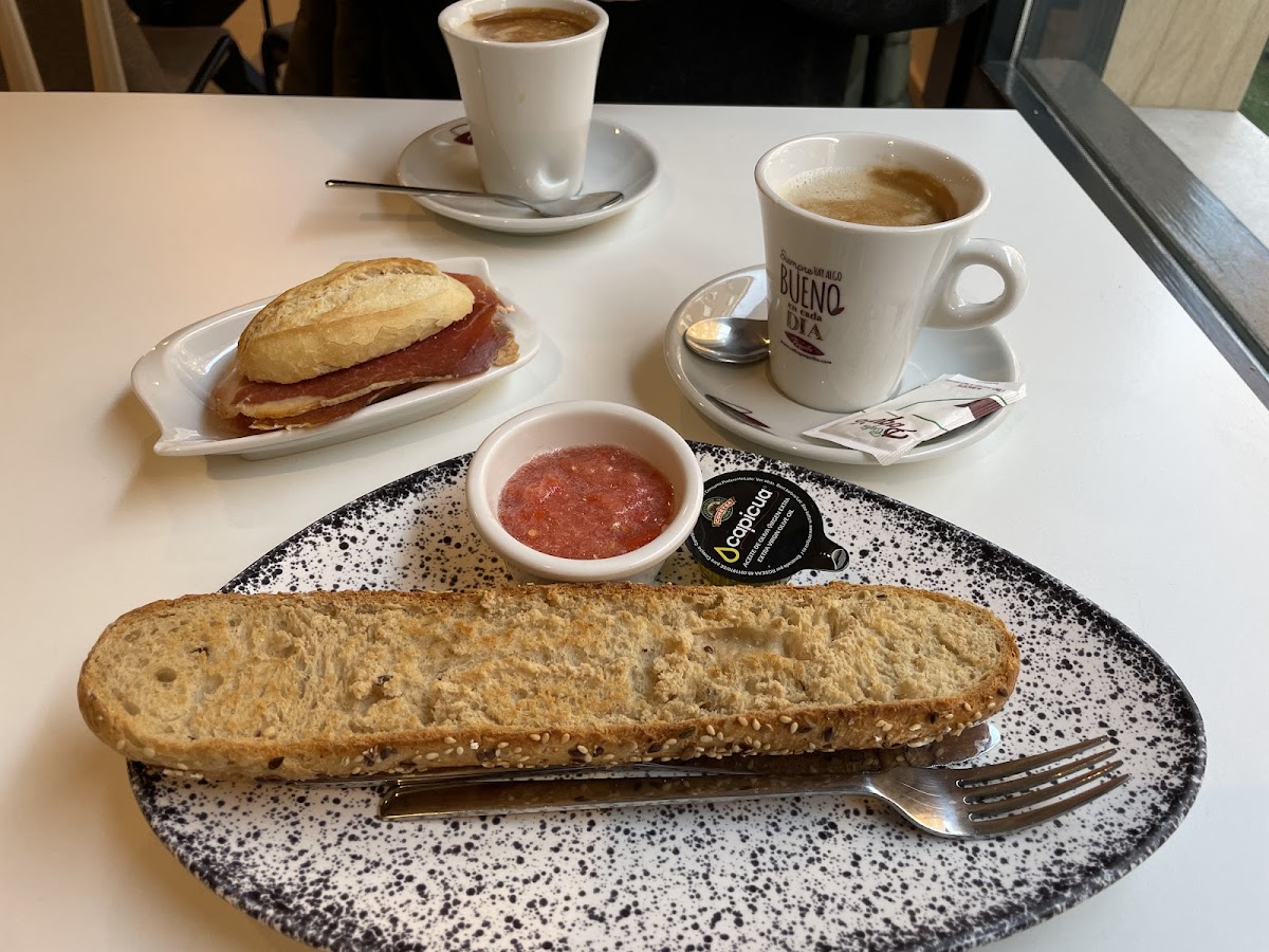 CAFETERÍA LA CAMPANA. Photo 10