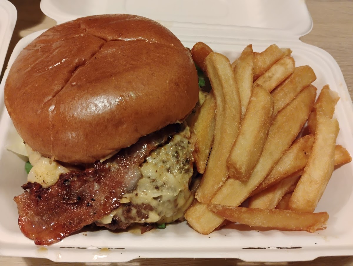 ARI'S Burgers And Takeaway Photo 7