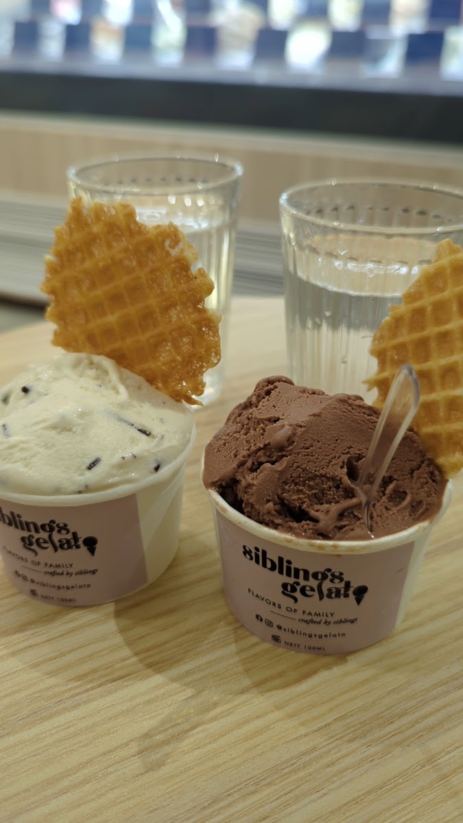 Siblings Gelato Photo 2