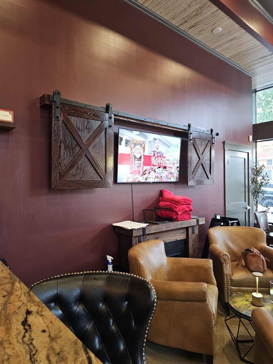 Ashleigh's Downtown Kitchen + Bar Photo 5