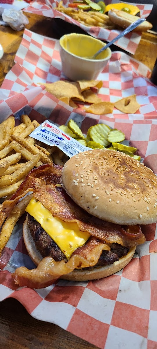 Tom and Jerry's, Bar & Grill Photo 8