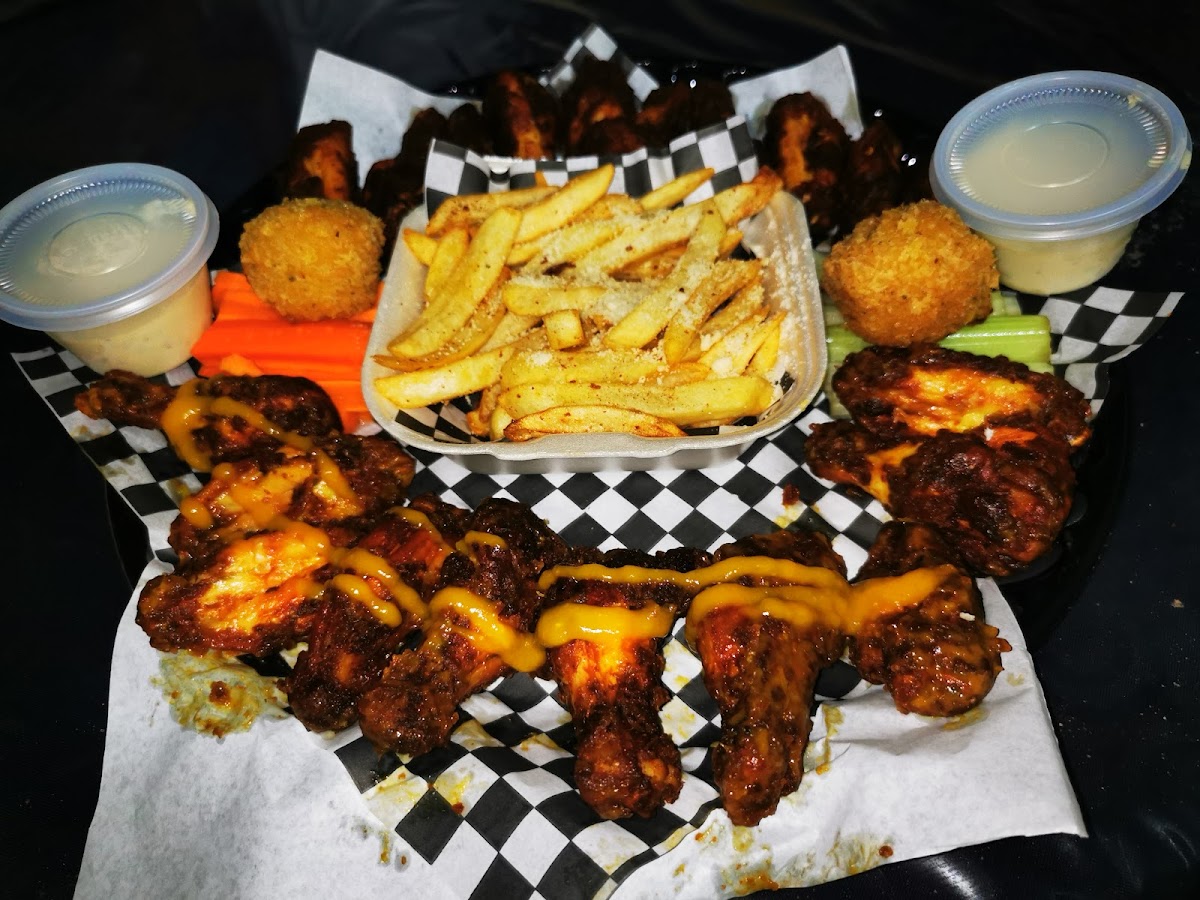 PEREGRINO’S Wings-Burguer-fríes & Drinks Photo 8