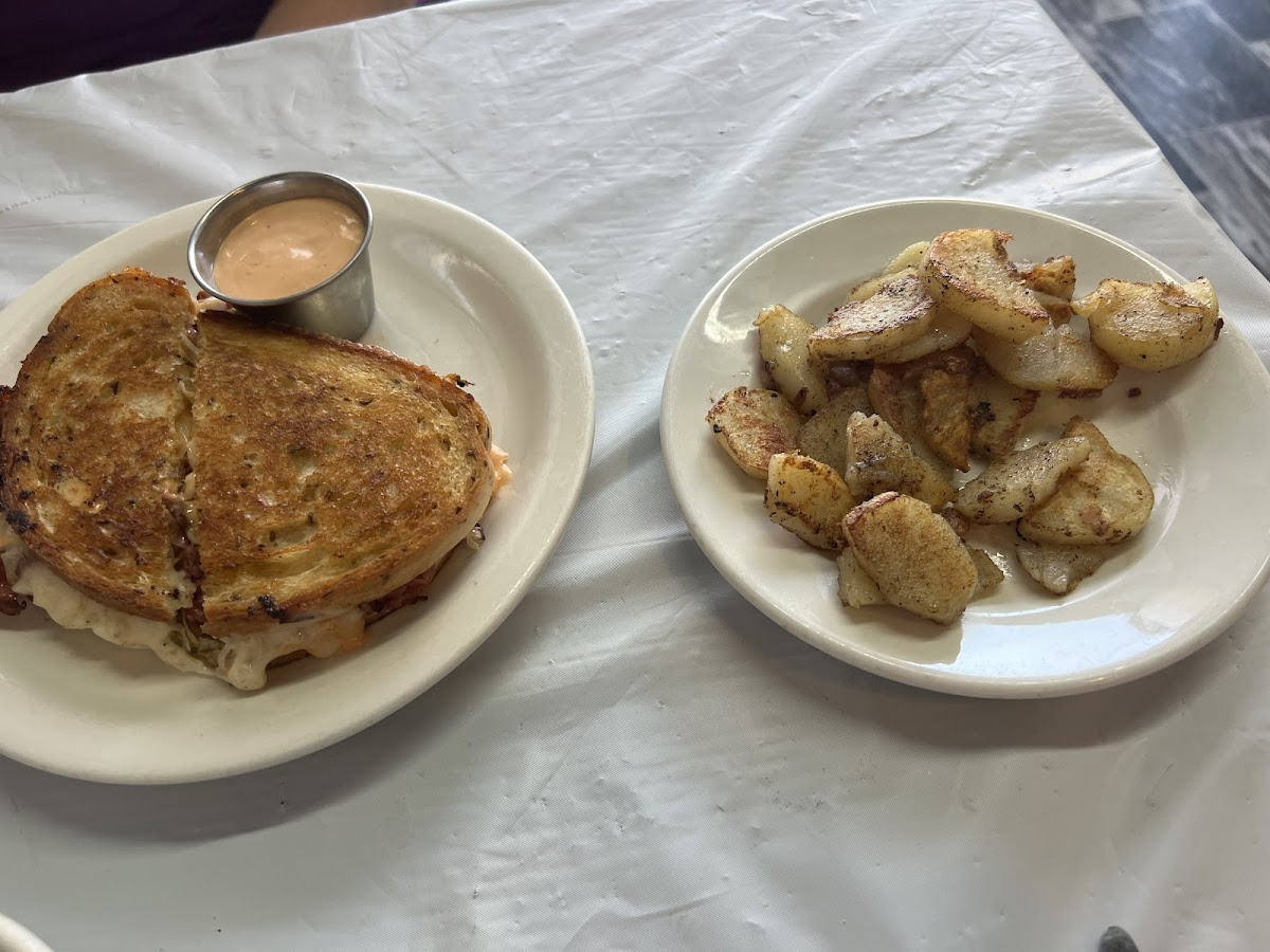 Aunt Di’s Cafe