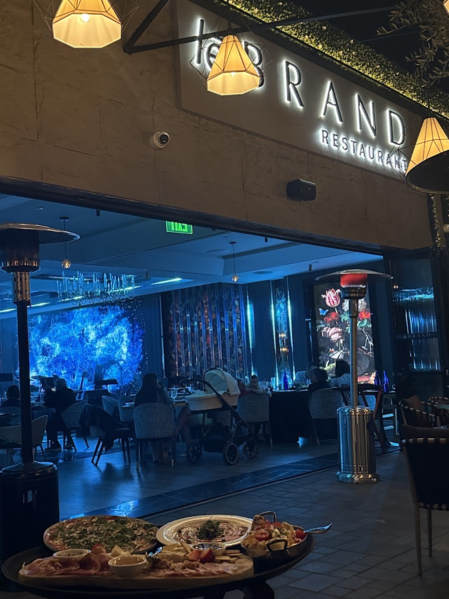 Le Brand Restaurant Photo 2