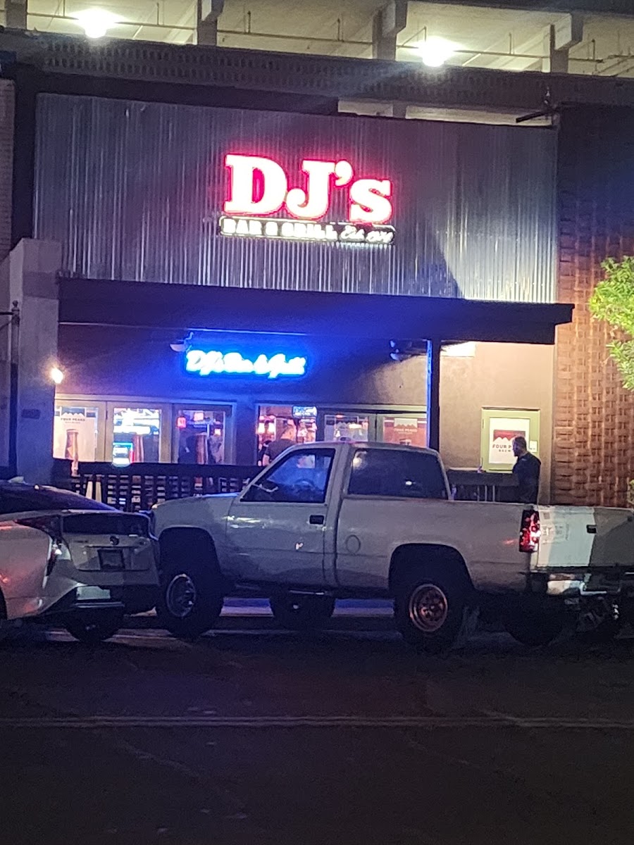 DJ's of Scottsdale Bar & Grill Photo 4