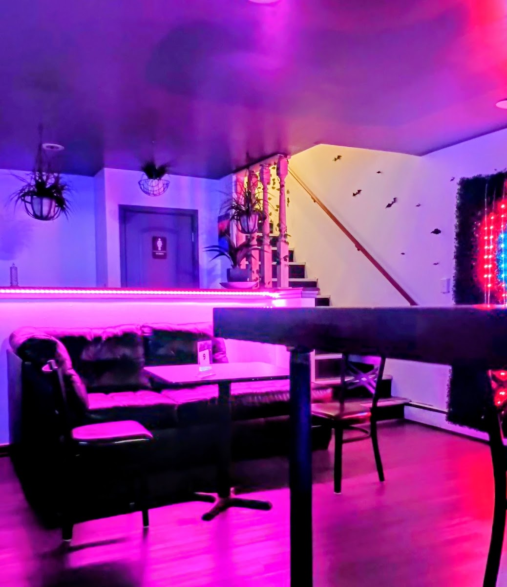 The BeeGee's Lounge Photo 7