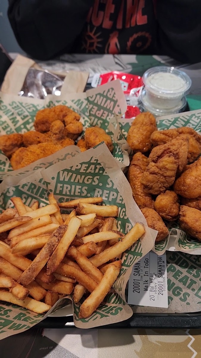 Wingstop Photo 7