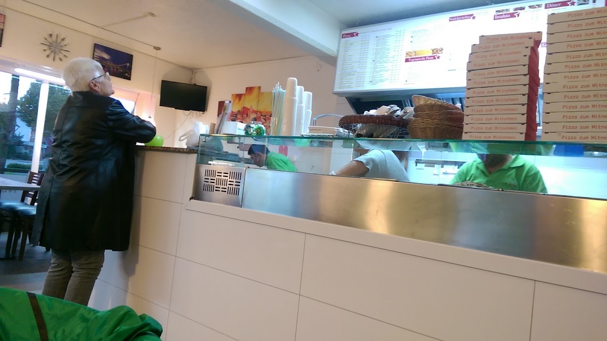 Pizzeria La Roma Photo 9