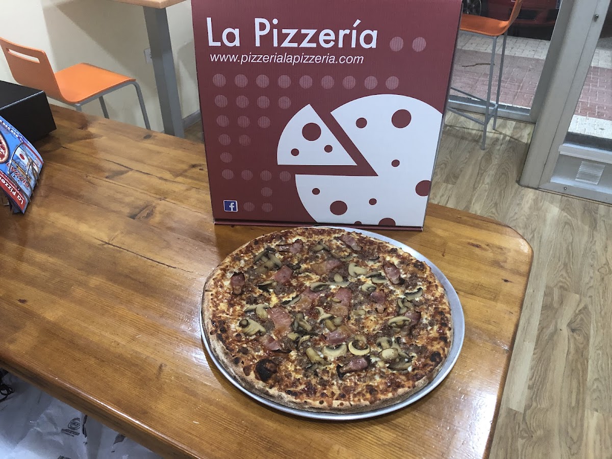 La Pizzería Photo 2