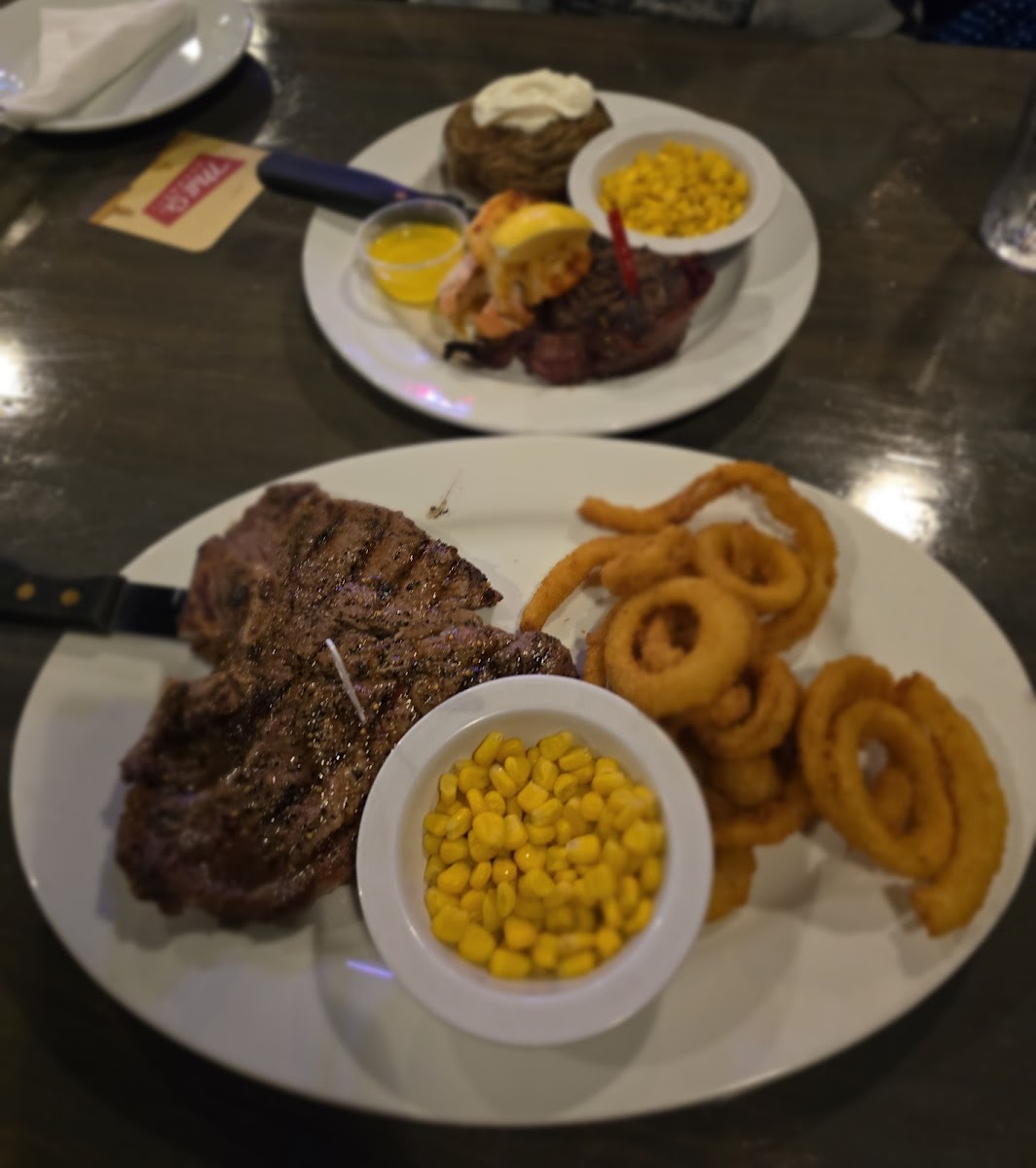 Chuck's Roadhouse Bar & Grill Photo 4