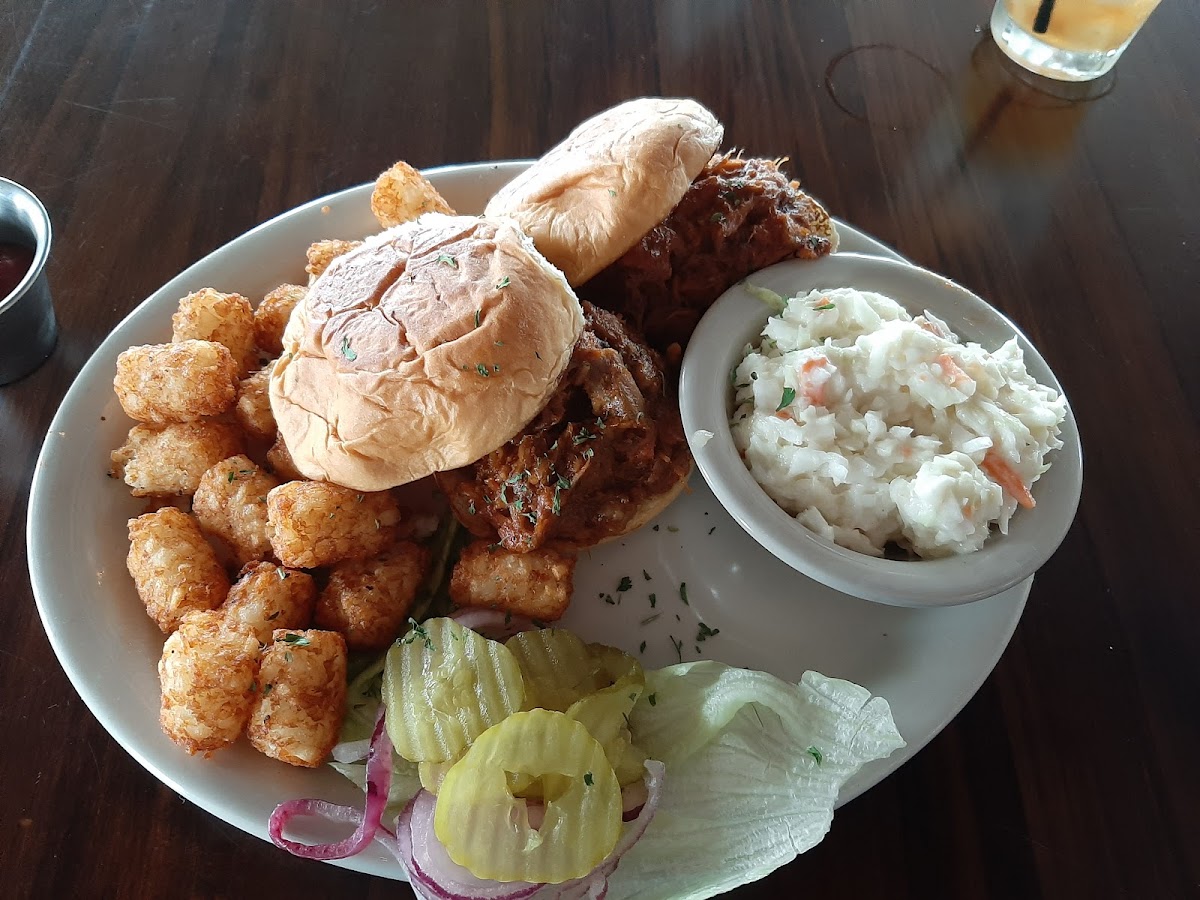 Divots Bar & Grill Photo 8