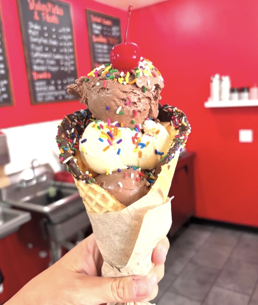 The Main Scoop Photo 3