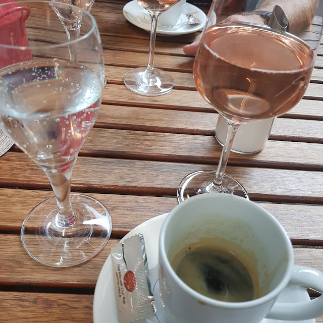 Rosè Wasser Und Doppelter Espresso