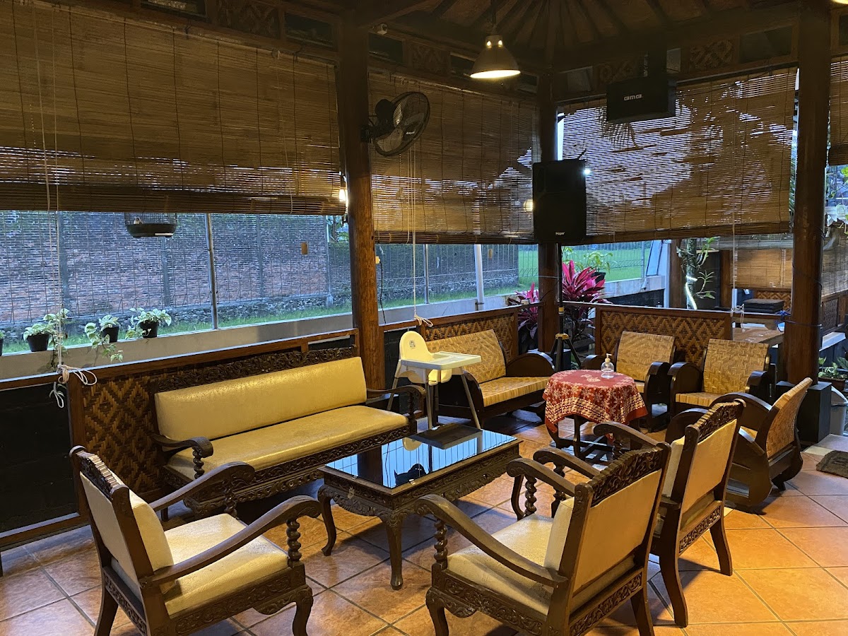 Gazebo dan Pemancingan Kali putih