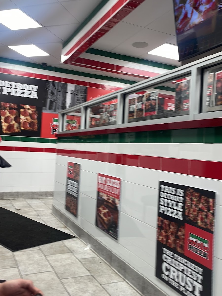 Jet's Pizza Photo 5