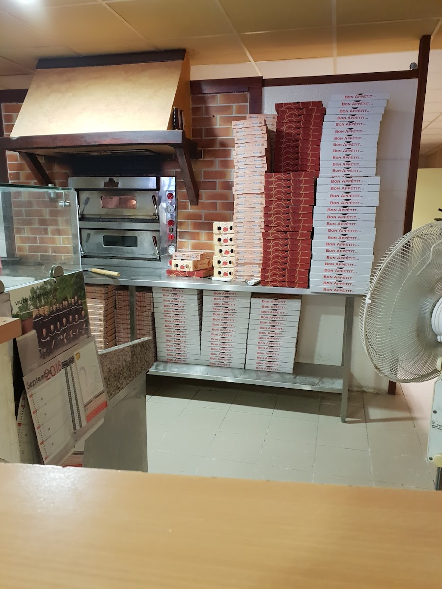La Tour de Pizza Photo 4