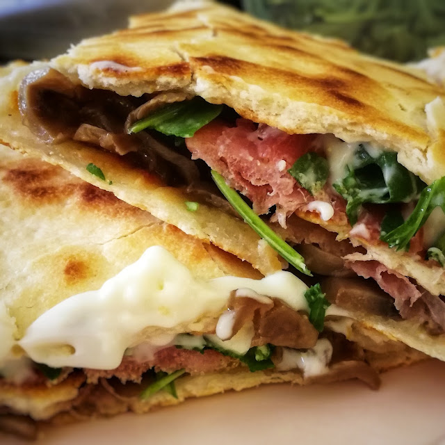 Speciale Funghi Squacquerone Prosciutto Crudo E Rucola