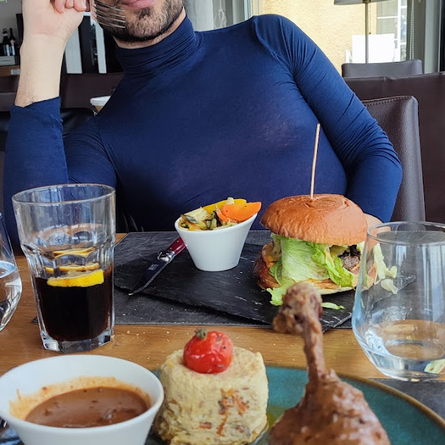 Hamburger And Fries With Cheeseburger Deluxe Jambe de Canarde Avec Flan