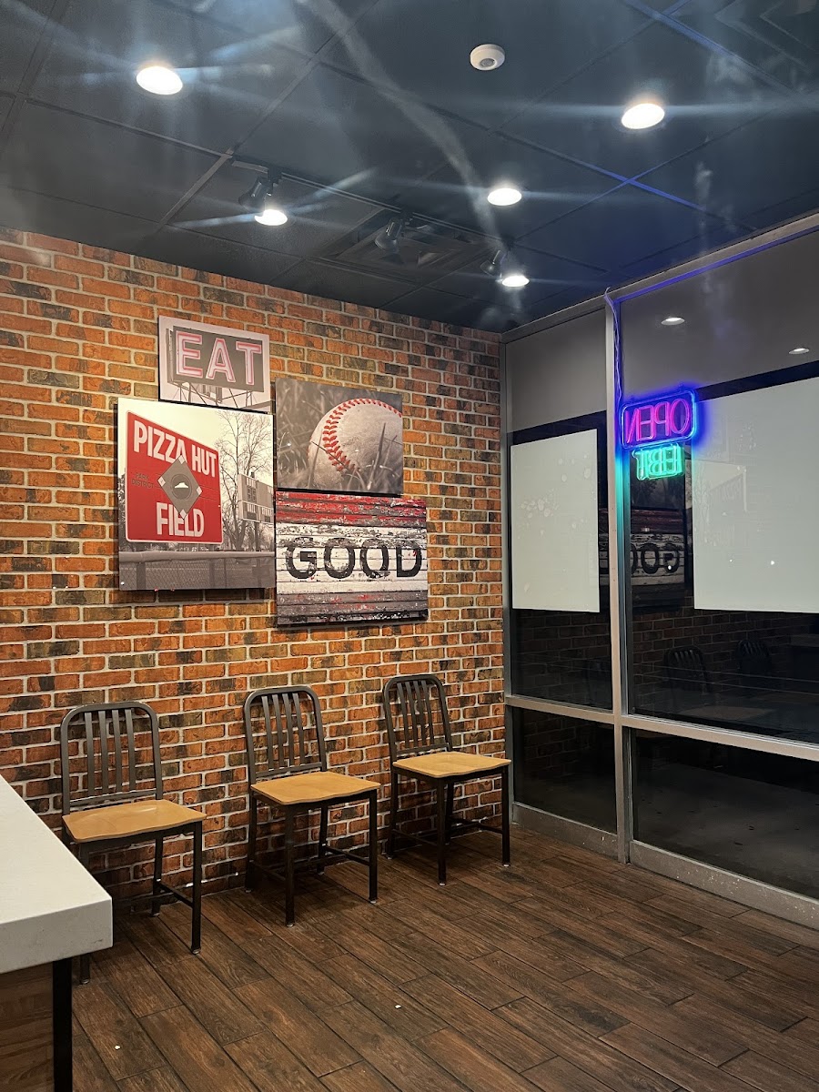 Pizza Hut Photo 6
