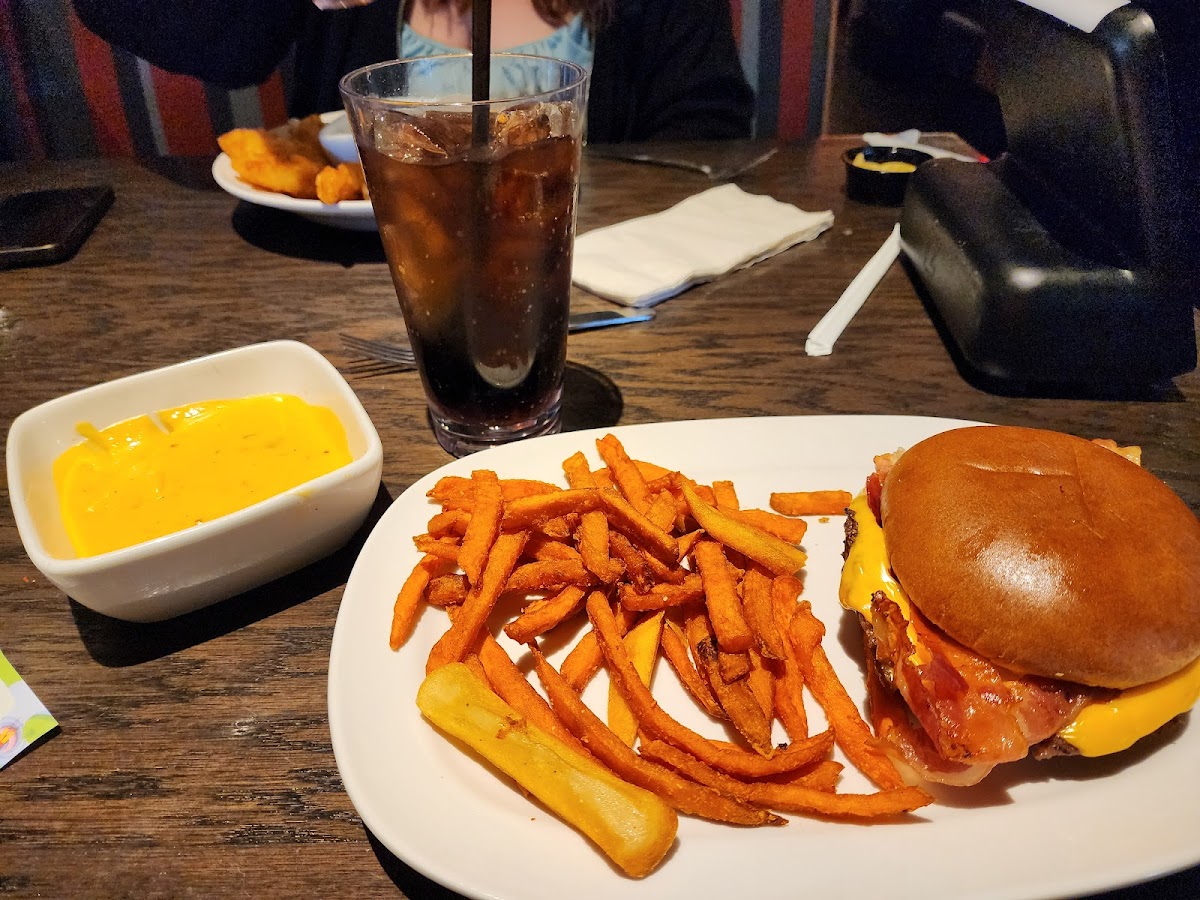 Red Robin Gourmet Burgers and Brews Photo 10