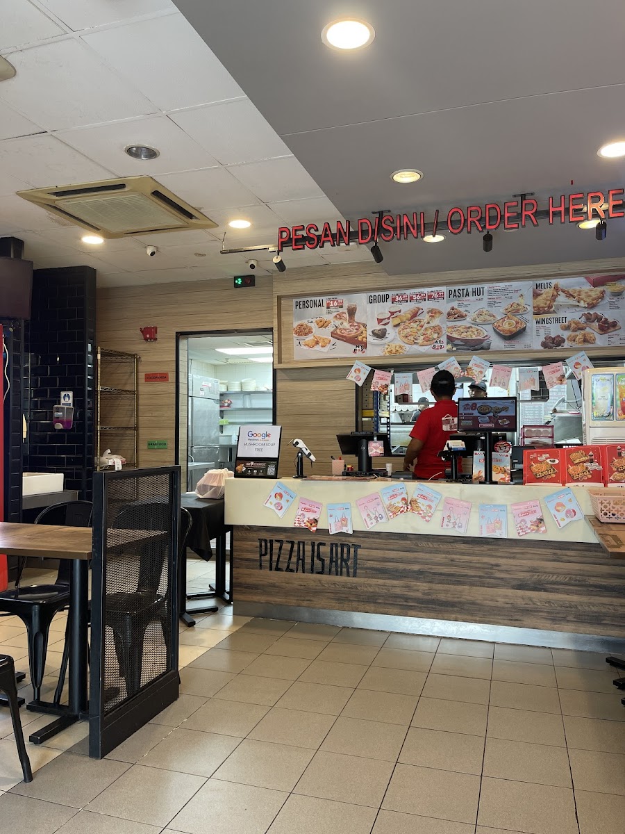 Pizza Hut Photo 4