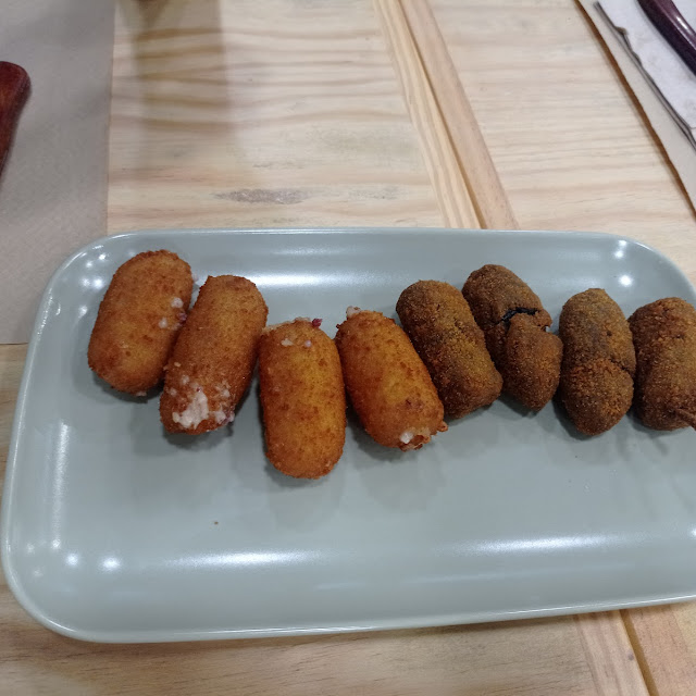 Croquetas Mixtas de Chipirón Y Jamón Con Cecina
