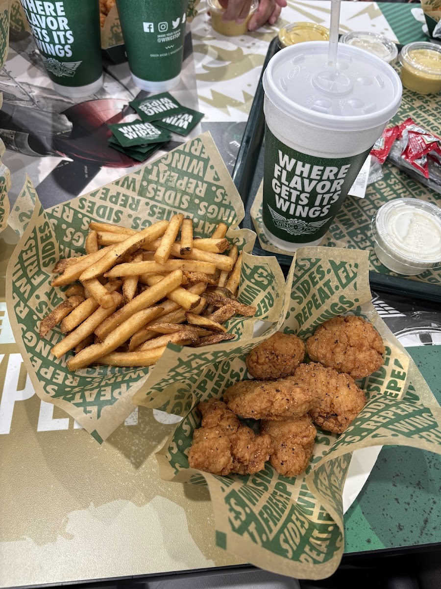 Wingstop Photo 3