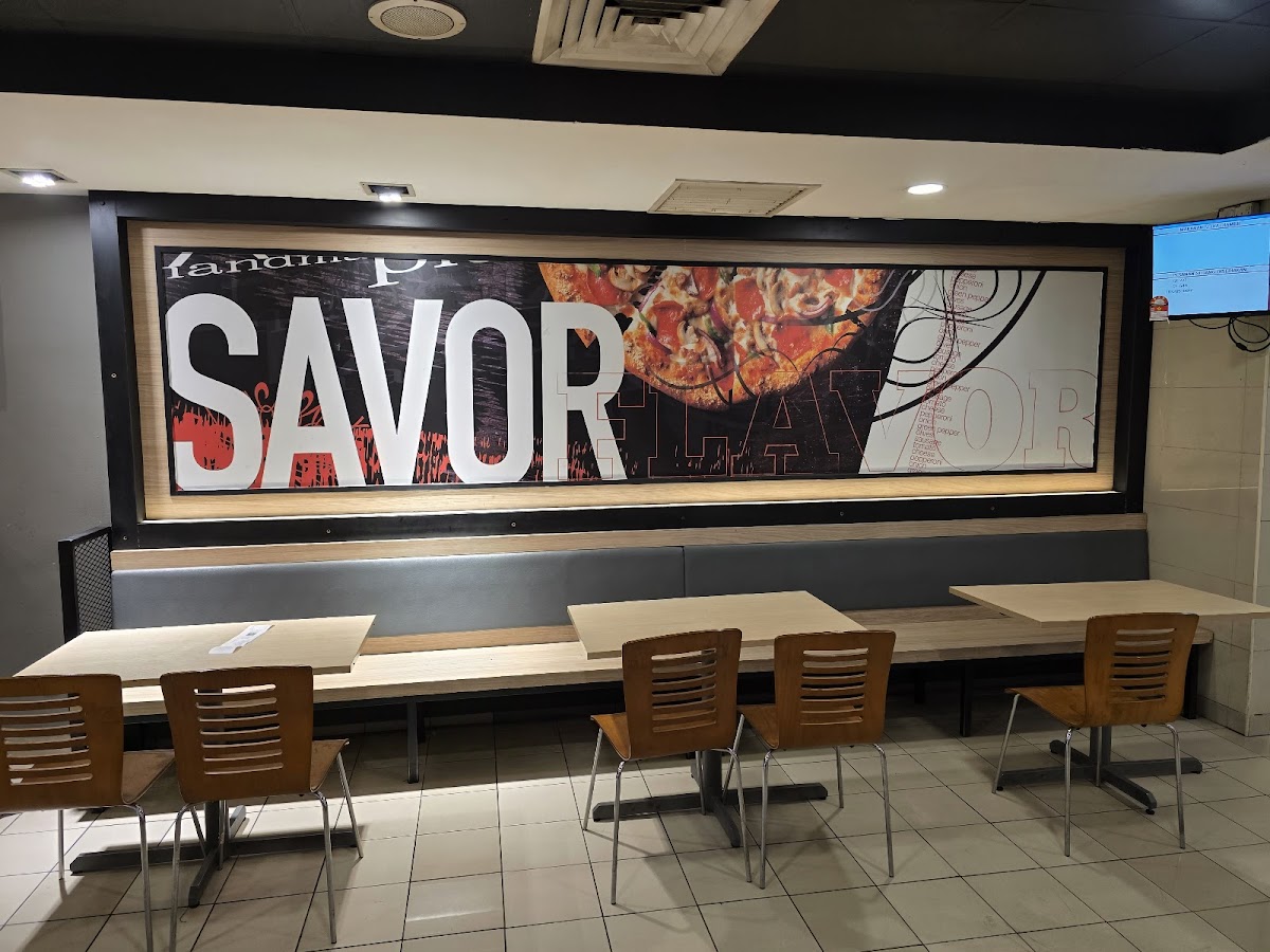 Pizza Hut Photo 4