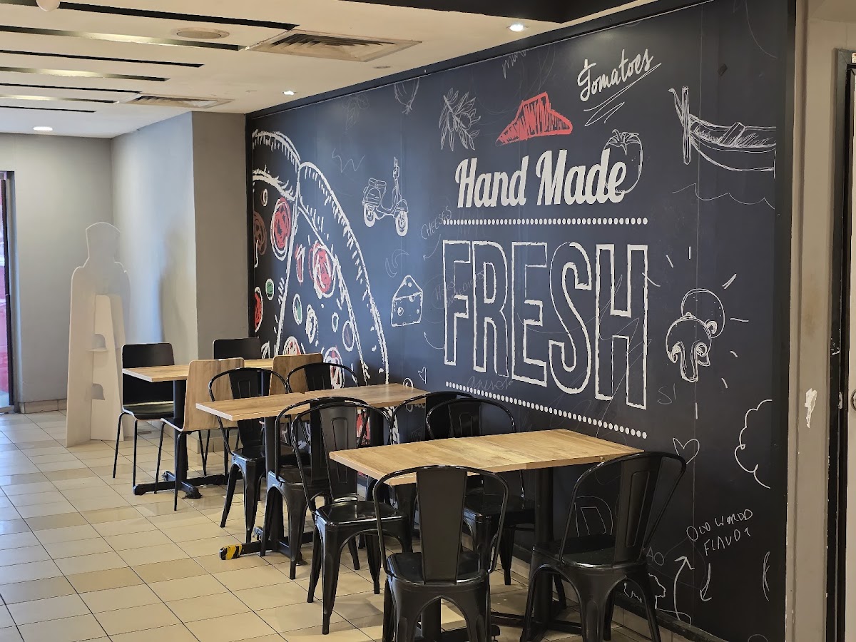 Pizza Hut Photo 7